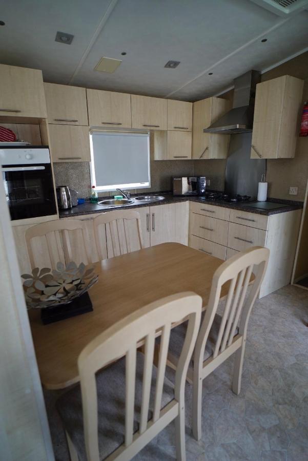 Вилла Manor Park Hunstanton Pets Go Free Linen Included Экстерьер фото